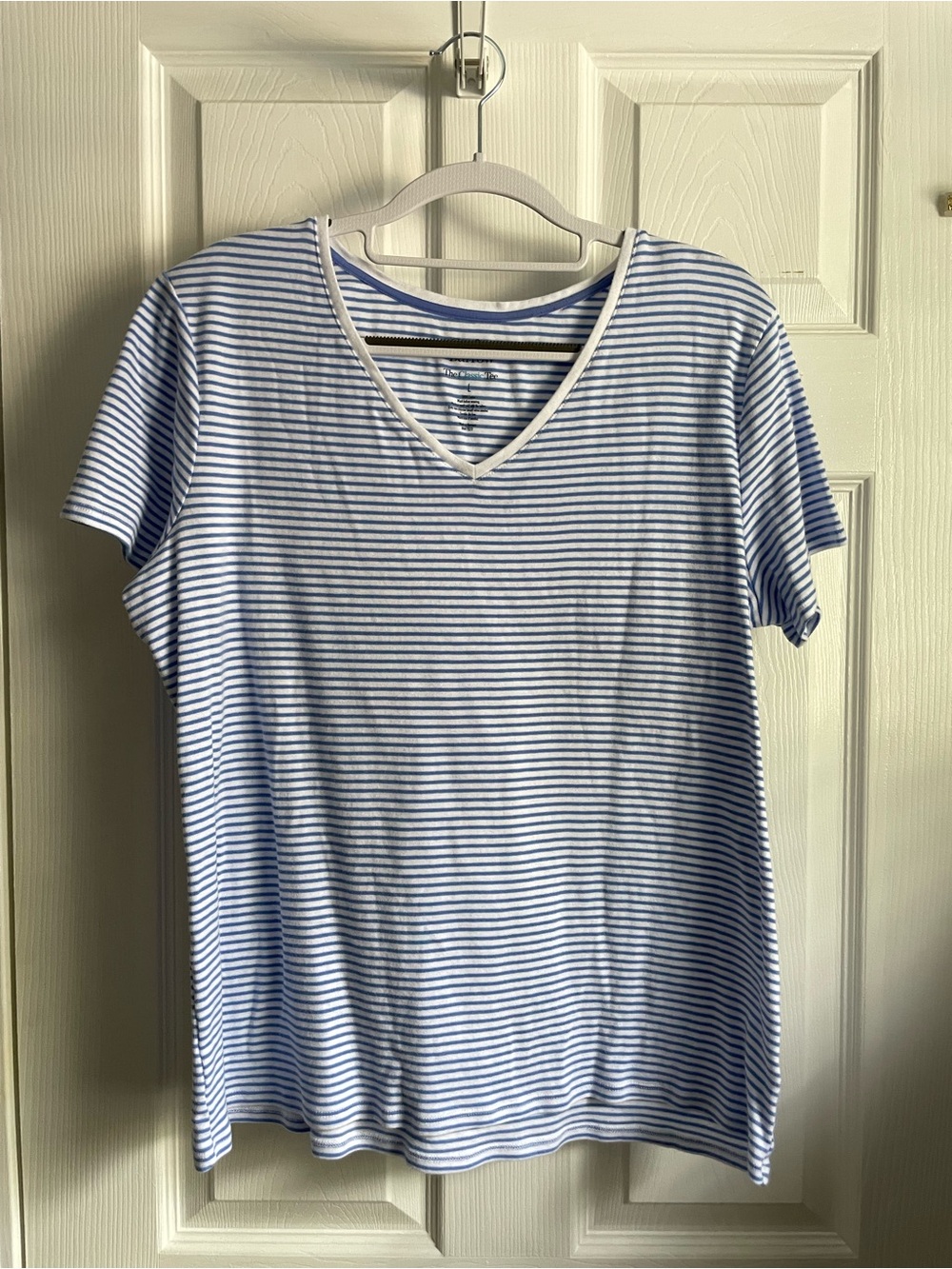 Croft & Barrow V-Neck Tee, Size L